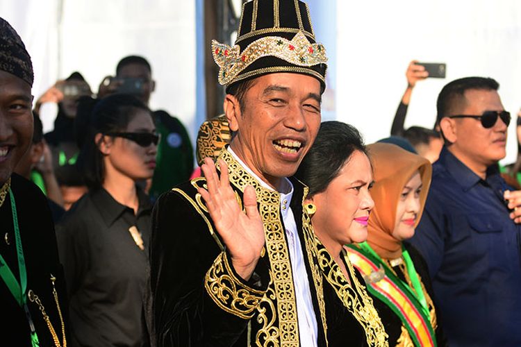 Politik Lempar Kaus Jokowi, Jaga Citra &amp; Misi Tambah Jabatan