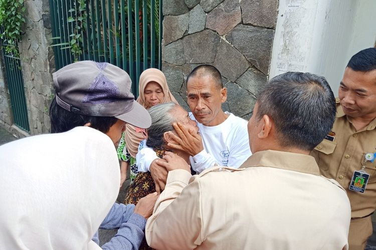 Uha, Manusia Gorong-gorong Terima Penghargaan dari Pemkot Bandung

