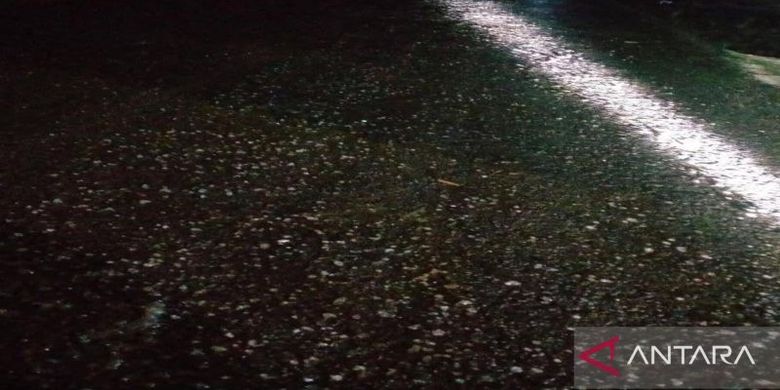Hujan Jeli Hebohkan Warga Gorontalo Utara