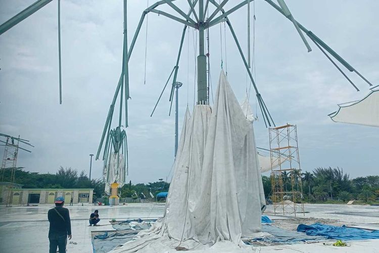 Payung Elektrik Rp 42 Miliar di Masjid Agung Annur Pekanbaru Rusak Diterpa Badai
