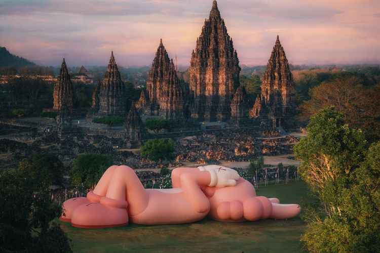 Ada Patung Raksasa KAWS di Candi Prambanan, Ini Harga Tiketnya