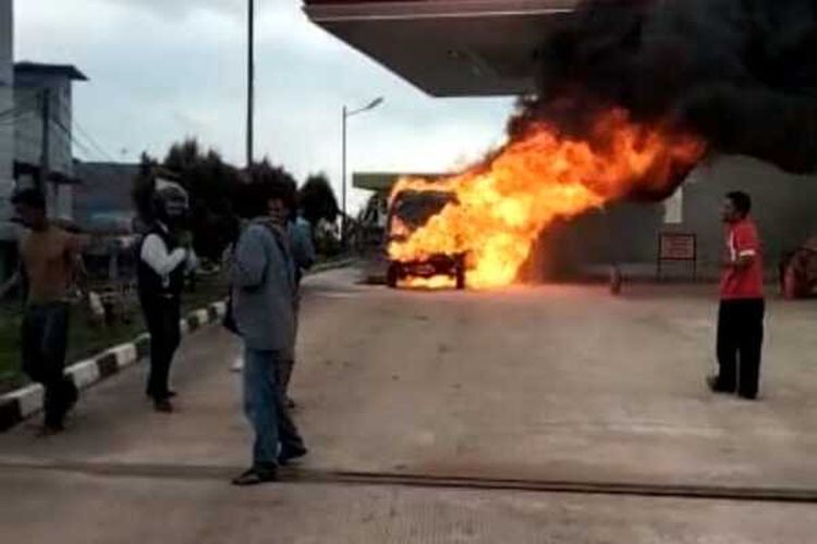 angkot-bawa-satu-keluarga-di-batam-riau-terbakar-di-spbu