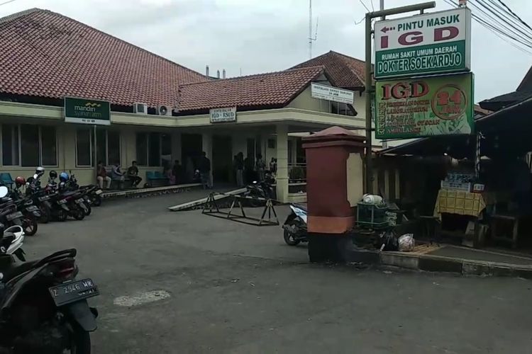 Petugas Isolasi Corona Di Tasik Cuma Pakai Jas Hujan. Netizen: Sungguh Kearipan Lokal