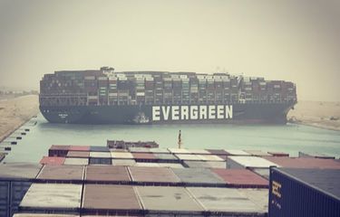 terusan-suez-macet-banyak-kapal-kontainer-terjebak-harga-minyak-dunia-naik