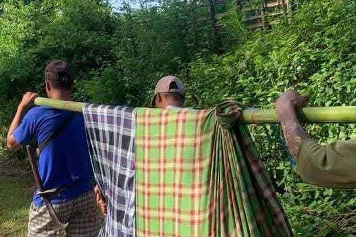 Jalan Rusak Parah, Wanita di Bima Ditandu 2 Km ke RS untuk Lahiran Bayi Kembar
