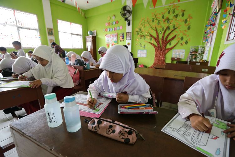 BERITA FOTO: Siswa SDN Pondok Cina 1 Telantar Belajar Tanpa Guru
