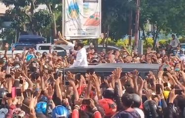 Rame! Jokowi Disambut Kerumunan Warga Saat Menuju Bendungan Napun Gete