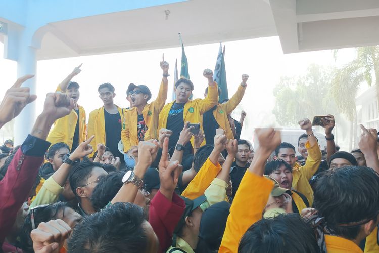 Demo "Indonesia Gelap", Mahasiswa Putar Lagu Sambil Teriak Adili Jokowi