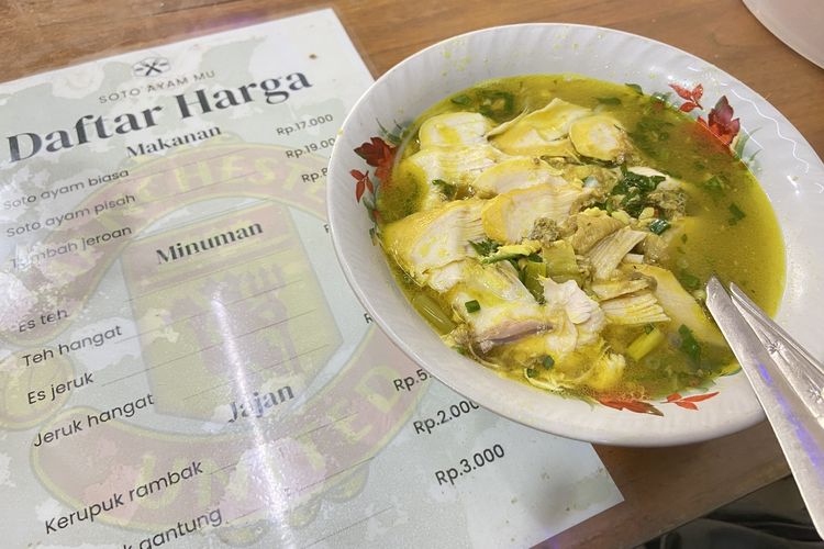 Soto Ayam Manchester United di Sidoarjo, Karyawan Selalu Tampil Pakai Jersey