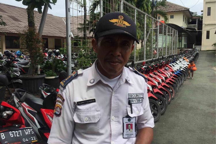 Suara Tawa Lirih Dan Sosok Mahluk Dengan Bercak Darah Di Sekolahku