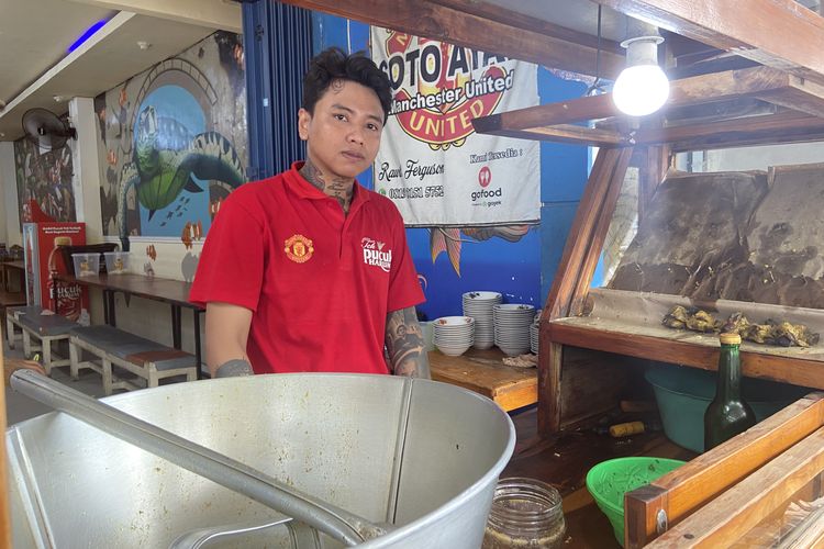 Soto Ayam Manchester United di Sidoarjo, Karyawan Selalu Tampil Pakai Jersey