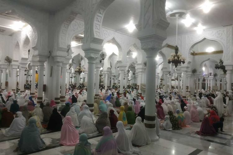 Tarawih Pertama di Banda Aceh, Masjid Dipenuhi Warga