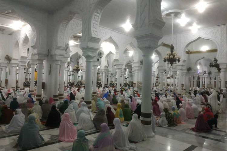 tarawih-pertama-di-banda-aceh-masjid-dipenuhi-warga