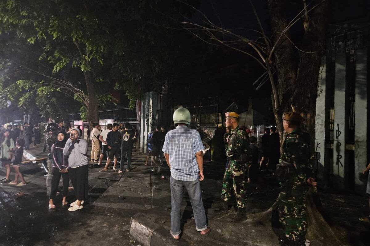 Gedung DPRD Makassar Dibakar, Massa Teriak Bakar Semuanya