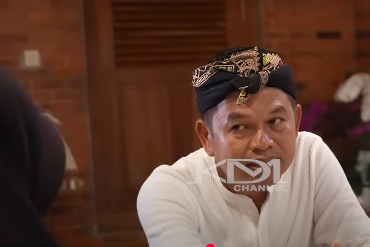 Sambil Menangis ke DeMul, Seorang Ibu Minta Anaknya Dimasukkan ke Barak Militer