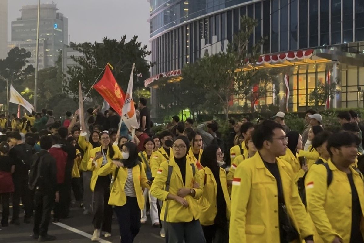 tak-bisa-ikut-demo-pekerja-ini-borong-dagangan-pkl-untuk-dibagikan-ke-mahasiswa