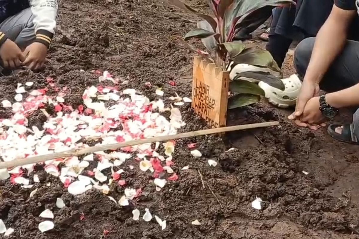 Remaja 13 Tahun Dampingi Jenazah Ayah Seorang Diri di Bandung, Warga Turun Tangan...