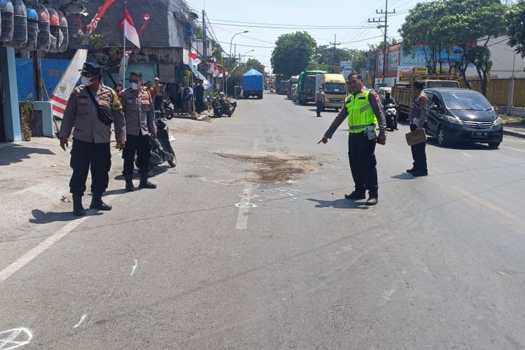 Video Viral, Pengendara Motor Mental Karena Tak Sabar Nyalip Mobil