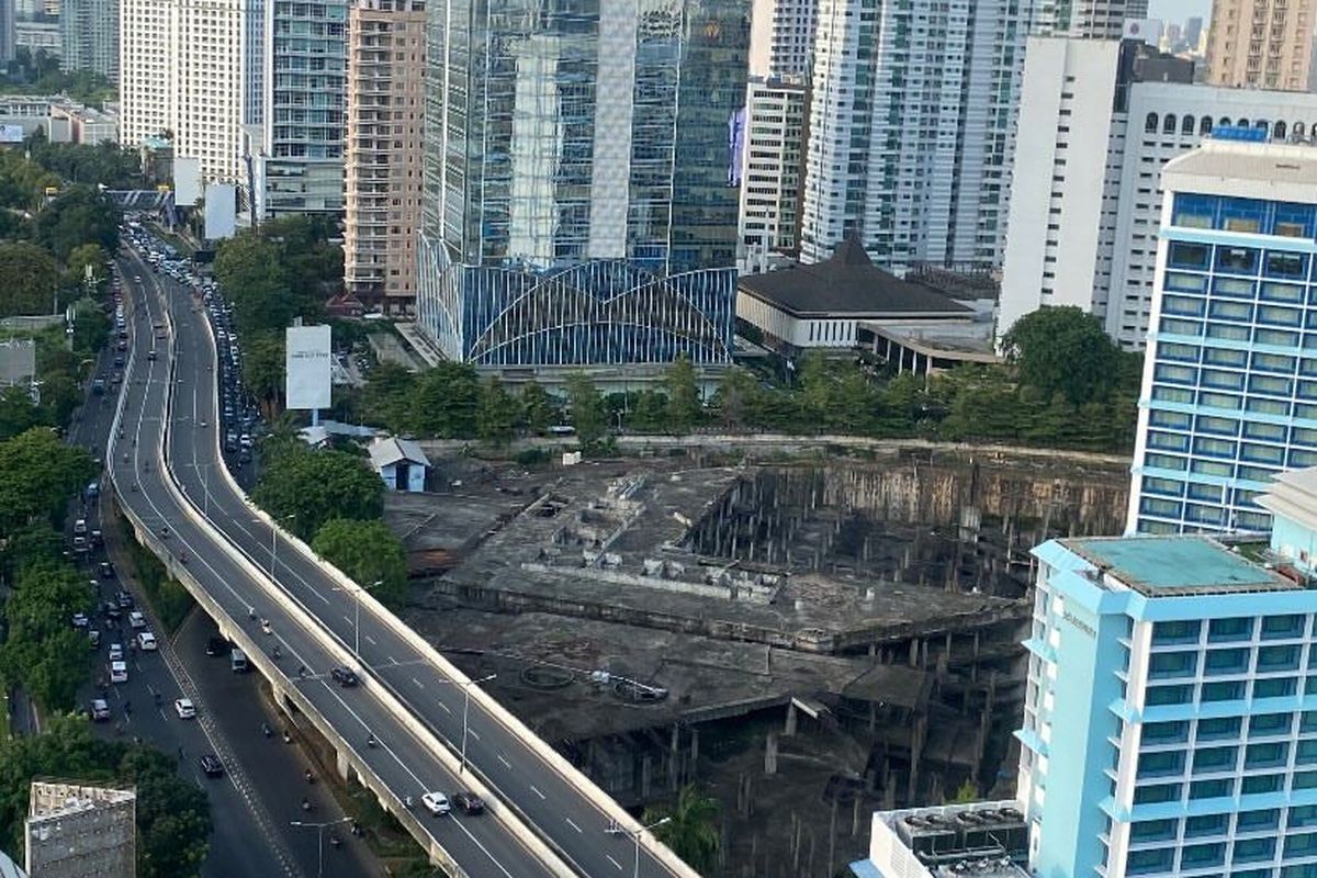 Ada Bangunan Terbengkalai di Sudirman, Diduga Proyek Mangkrak akibat Krisis 98