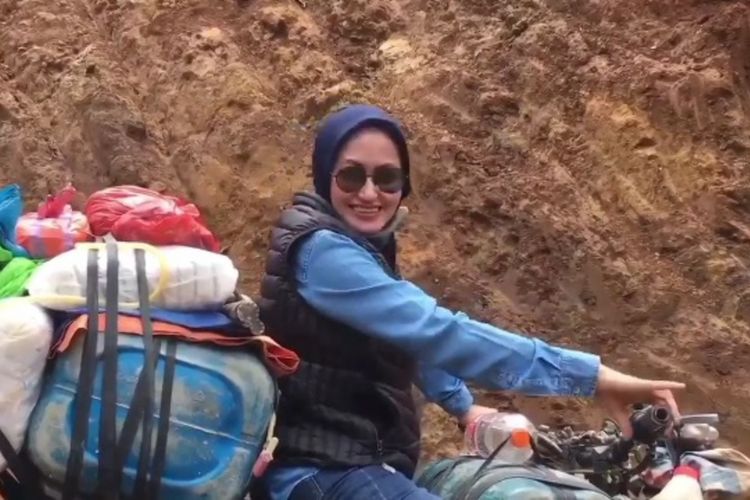 Viral Foto-Foto Bupati Cantik Naik Motor Trail di Jalan Penuh Lumpur