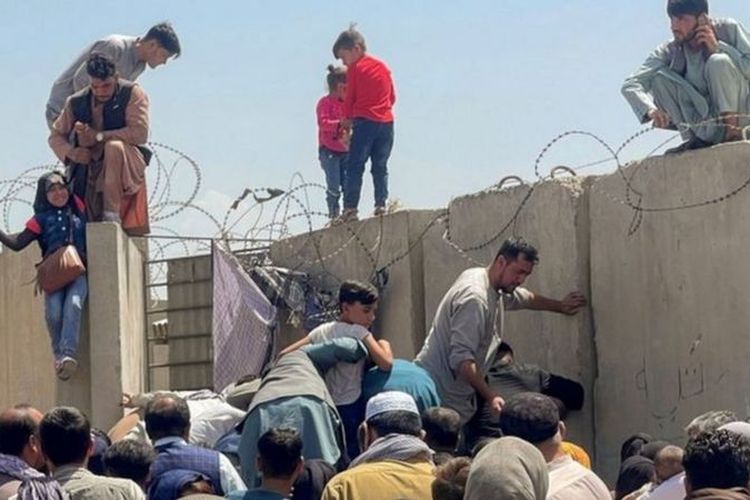 Bom Bunuh Diri Meledak di Luar Bandara Kabul Afghanistan, 11 Tewas