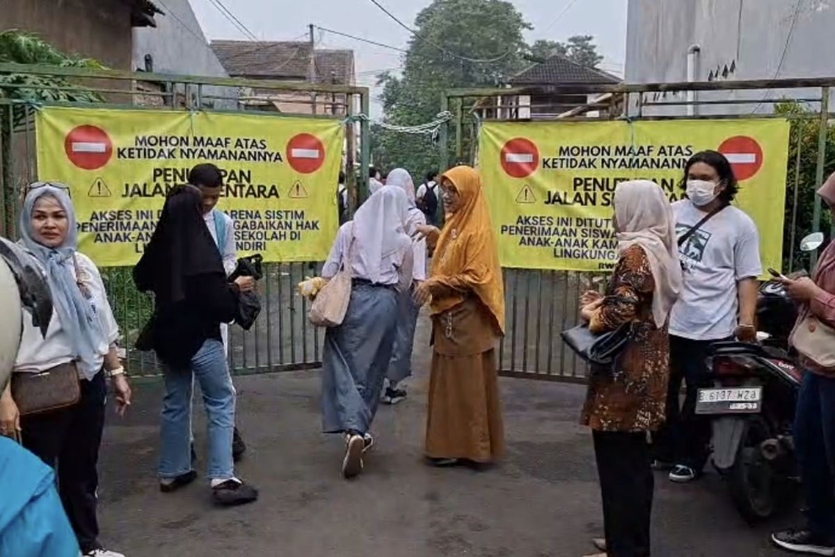 Hari Pertama Sekolah, Akses Jalan ke SMA 6 dan SMP 17 Tangsel Masih Ditutup Warga