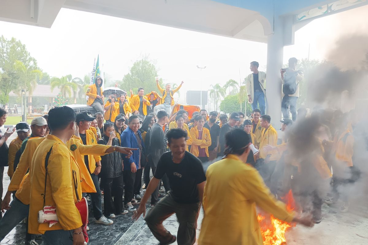 Demo "Indonesia Gelap", Mahasiswa Putar Lagu Sambil Teriak Adili Jokowi