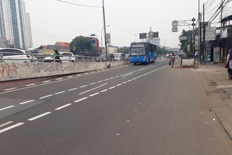 Berbahaya, Jalur Sepeda di Jalan Pramuka Memotong Jalan dan Masuk Busway