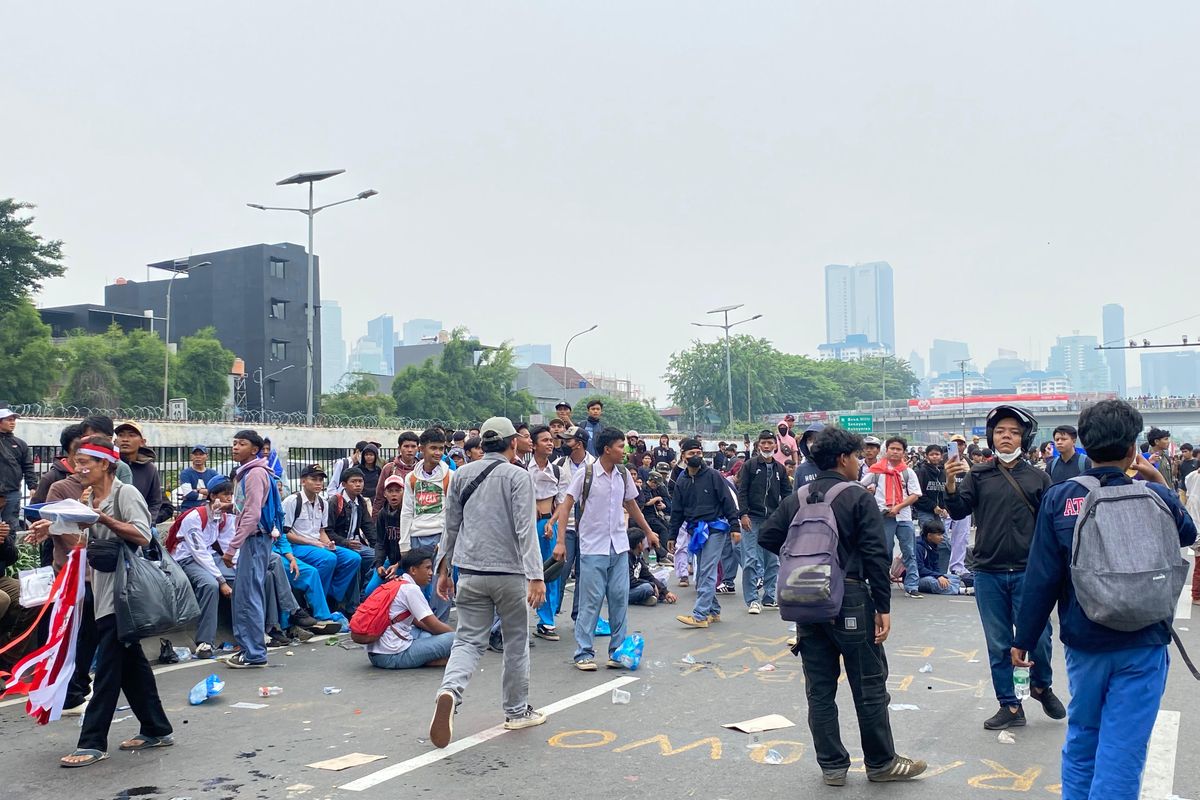 Demo 25 Agustus di DPR Ricuh, Massa Serang Mobil Mewah