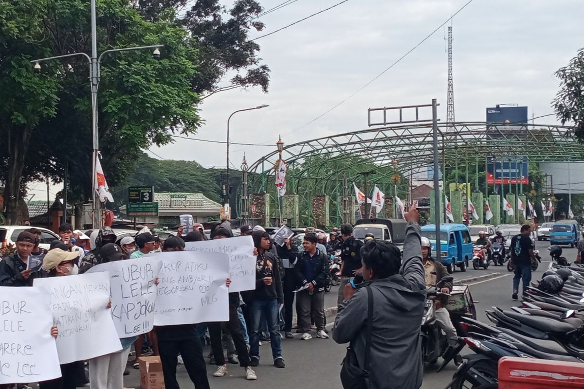 Massa Gelar Aksi di Markas Polda Jatim, Sebut Jokowi Terlibat Banyak Kasus Korupsi