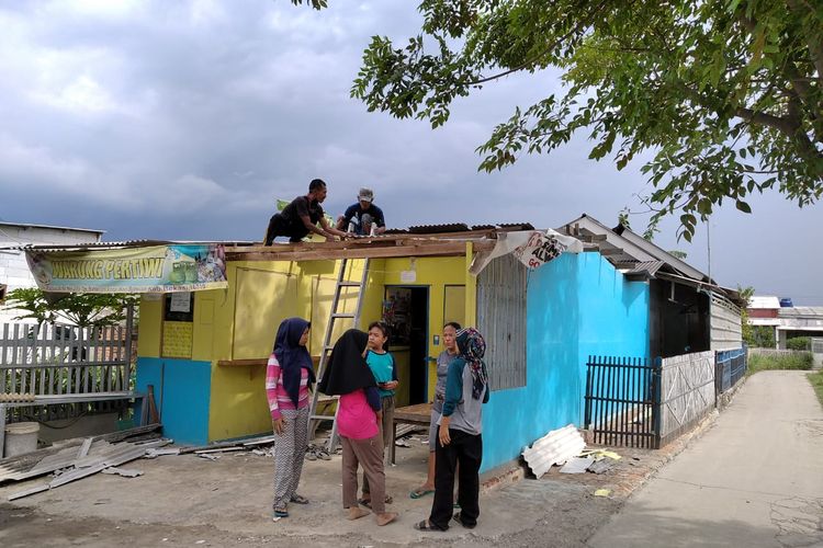 BREAKING NEWS! Angin Puting Beliung Memorak-Porandakan kota Bekasi Siang ini