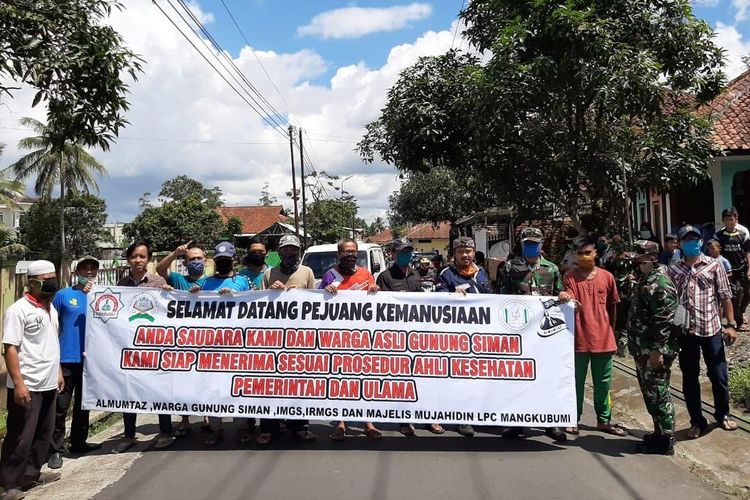 Sembuh dari Covid-19, Pria Tasikmalaya Disambut Spanduk Dukungan oleh Ratusan Warga