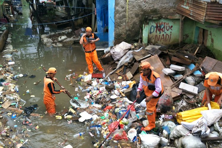 Kampung Pulo Banjir, Anak-anak Main Air, Warga Bersihkan Rumah