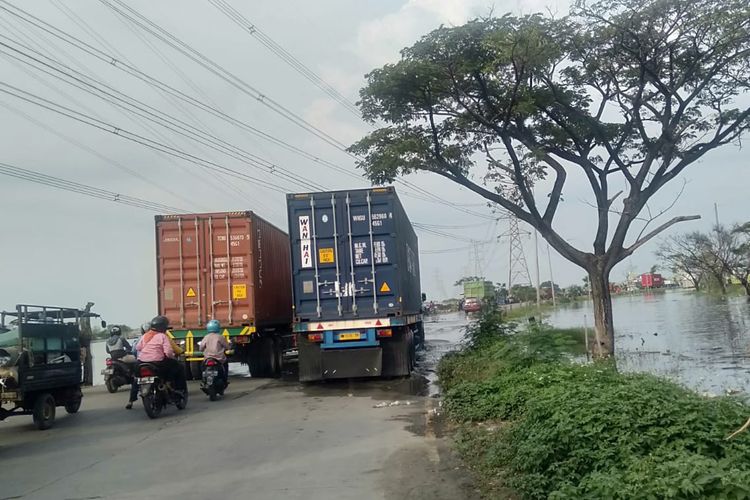 rob-menggila-jalur-pantura-semarang-demak-lumpuh-pengendara-pilih-putar-balik