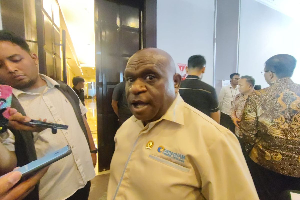 Natalius Pigai Sebut Keracunan MBG Tak Masuk Kriteria Pelanggaran HAM