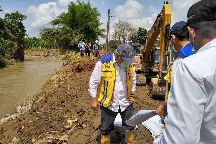 Tinjau Lokasi Banjir Medan, Menteri PUPR Akan Tinggikan Tebing Sungai