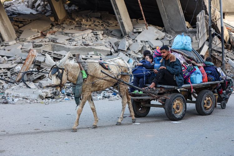 israel-berperang-melawan-hamas-warga-sipil-palestina-berperang-melawan-lapar