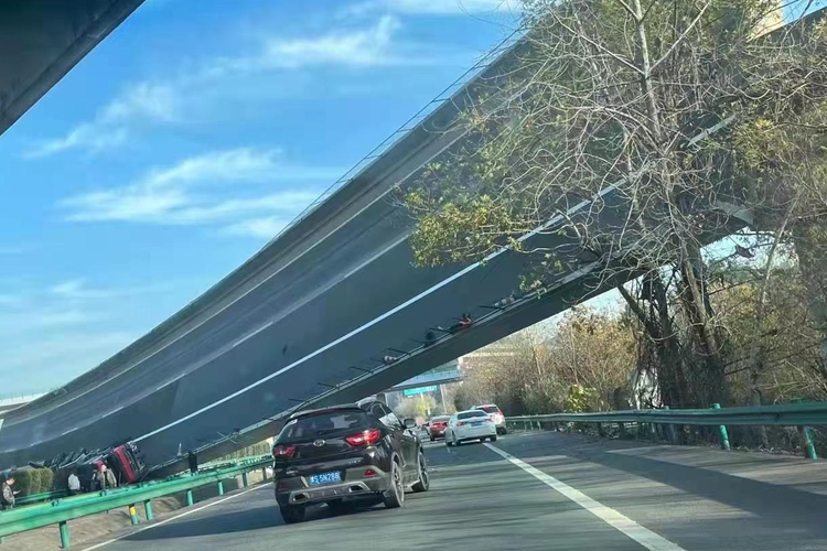 Jembatan Penghubung Jalan Tol China Ambruk 