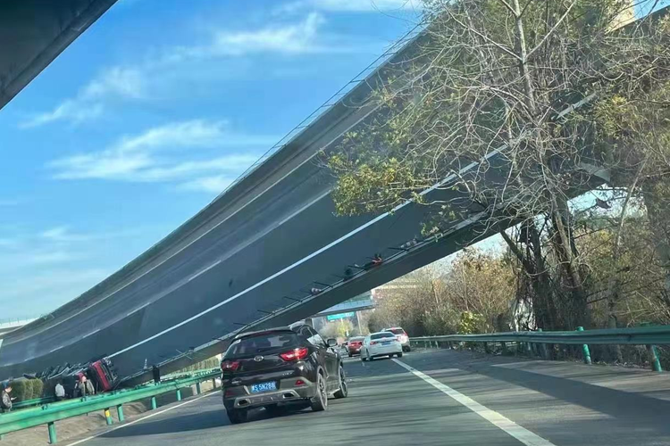 jembatan-penghubung-jalan-tol-china-ambruk