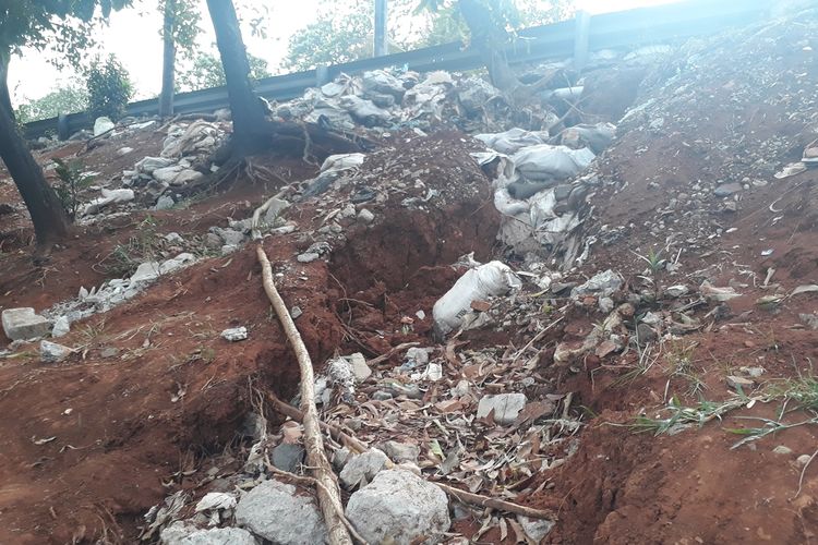 tebing-di-jalan-di-panjaitan-rawan-longsor-karena-tak-ada-saluran-air