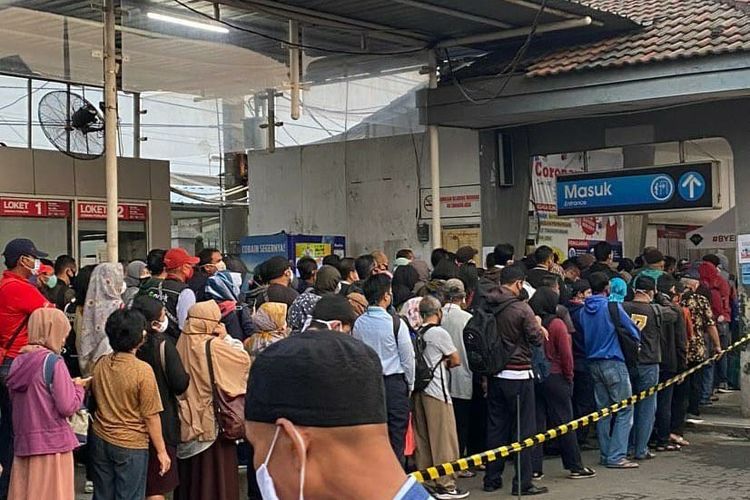 kemenko-kemaritiman-dan-investasi-komentari-penumpang-krl-yang-membludak