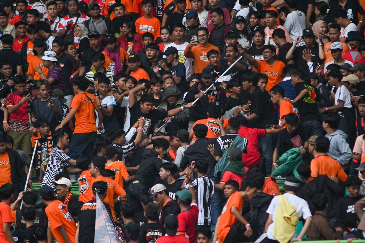 Bobotoh Dikeroyok Jakmania di Stadion Patriot karena Ketahuan Rayakan Gol Persib