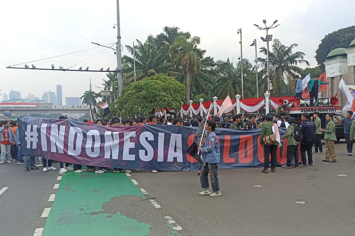 Demo di DPR, Massa Bawa Spanduk "Indonesia Sold Out" dan Bendera One Piece