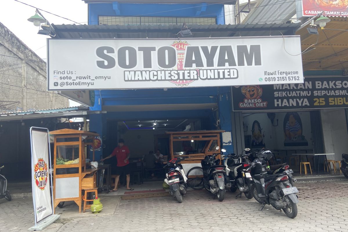 Soto Ayam Manchester United di Sidoarjo, Karyawan Selalu Tampil Pakai Jersey