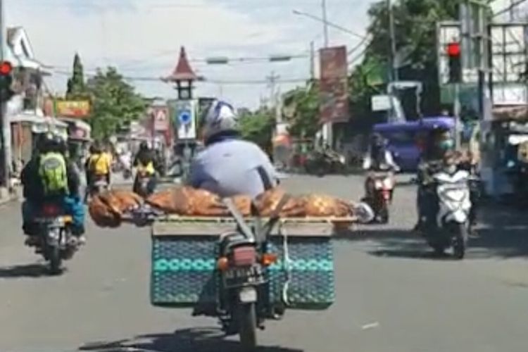 Heboh video seorang pria bonceng jenazah pakai bronjong motor 