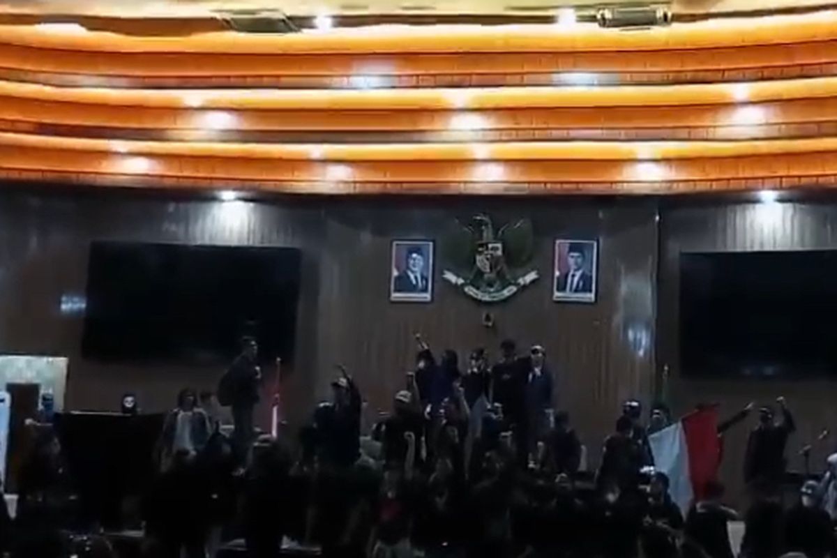 Demonstrasi Penolakan RUU TNI di Karawang Ricuh, Netizen: Tim Medis Dilarang Polisi