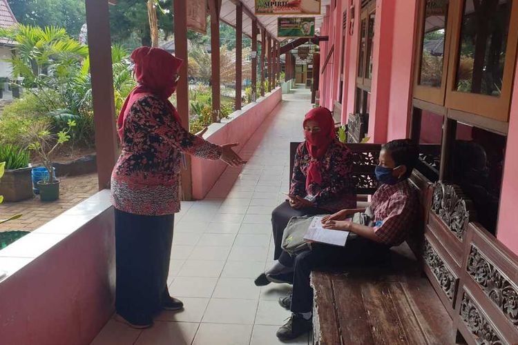 cerita-dimas-ke-sekolah-sendirian-karena-tak-mampu-beli-hp-untuk-belajar-online
