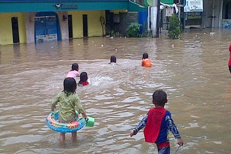 senin-masuk-sekolah-waspada-dua-penyakit-ini-bila-anak-main-banjir