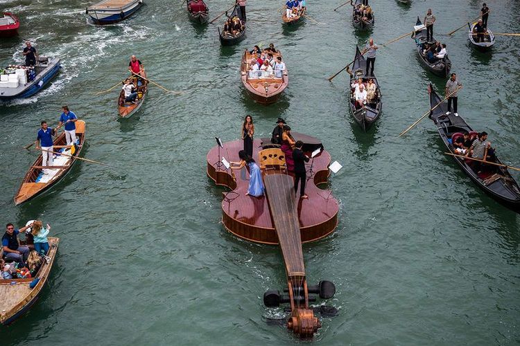 Perahu Biola Raksasa Terlihat Mengapung di Grand Canal Venesia