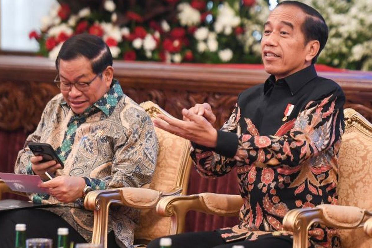 jokowi-tertawa-terbahak-bahak-saat-izinkan-pramono-anung-maju-pilkada-jakarta